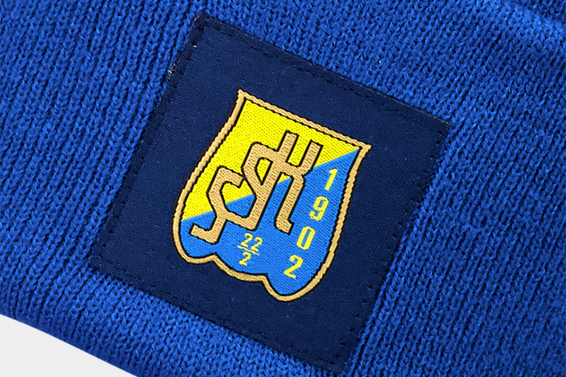 Stickad mössa blå tassen